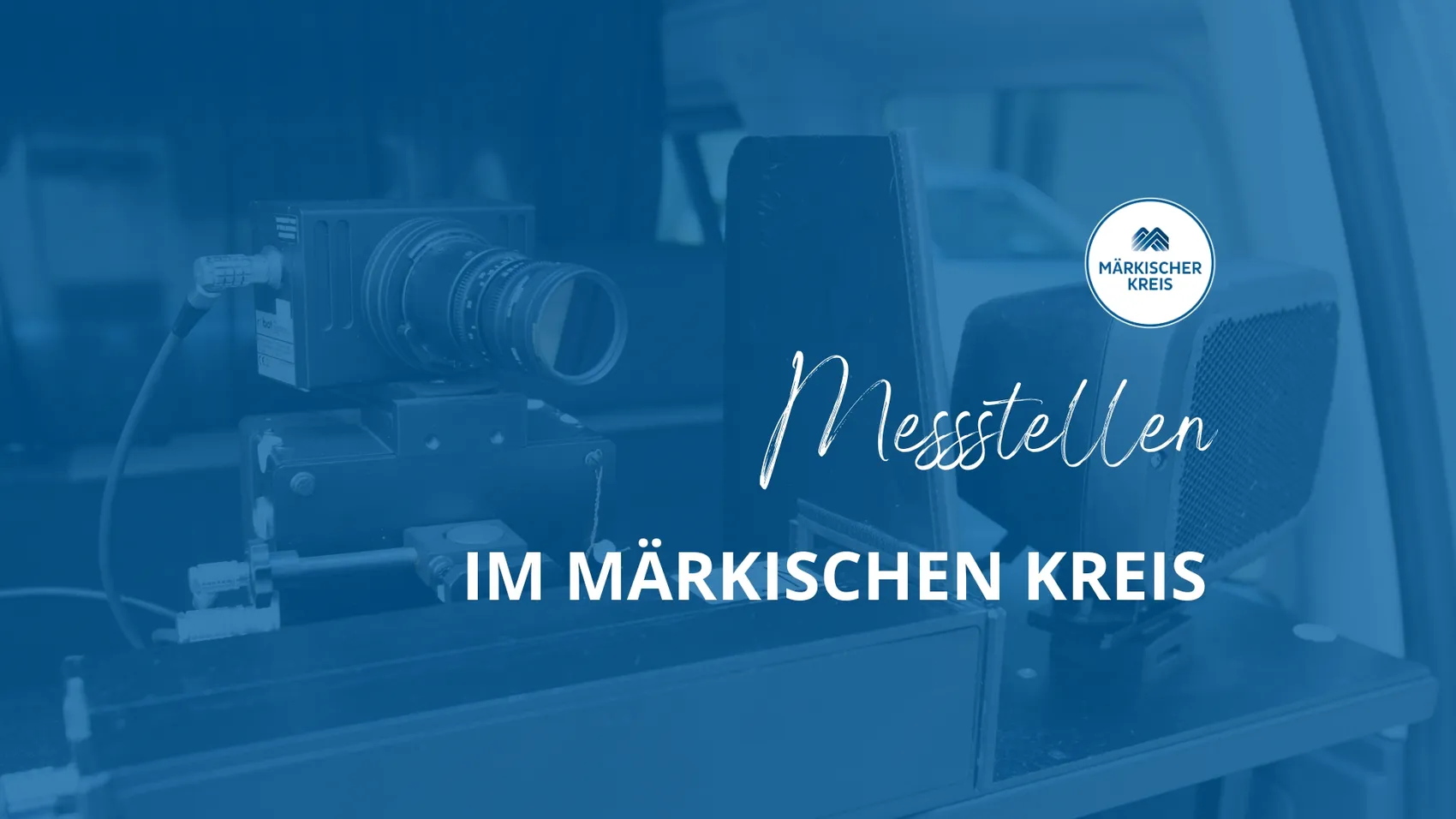 Professionelle Filmkamera auf einem Tisch, rechts das Logo des Märkischen Kreises und der Text 