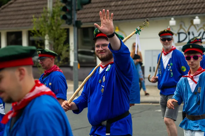 Stefan Schneider, der neue König der Meinerzhagener Schützengilde, winkt in blauer Uniform und mit grün-rotem Hut.