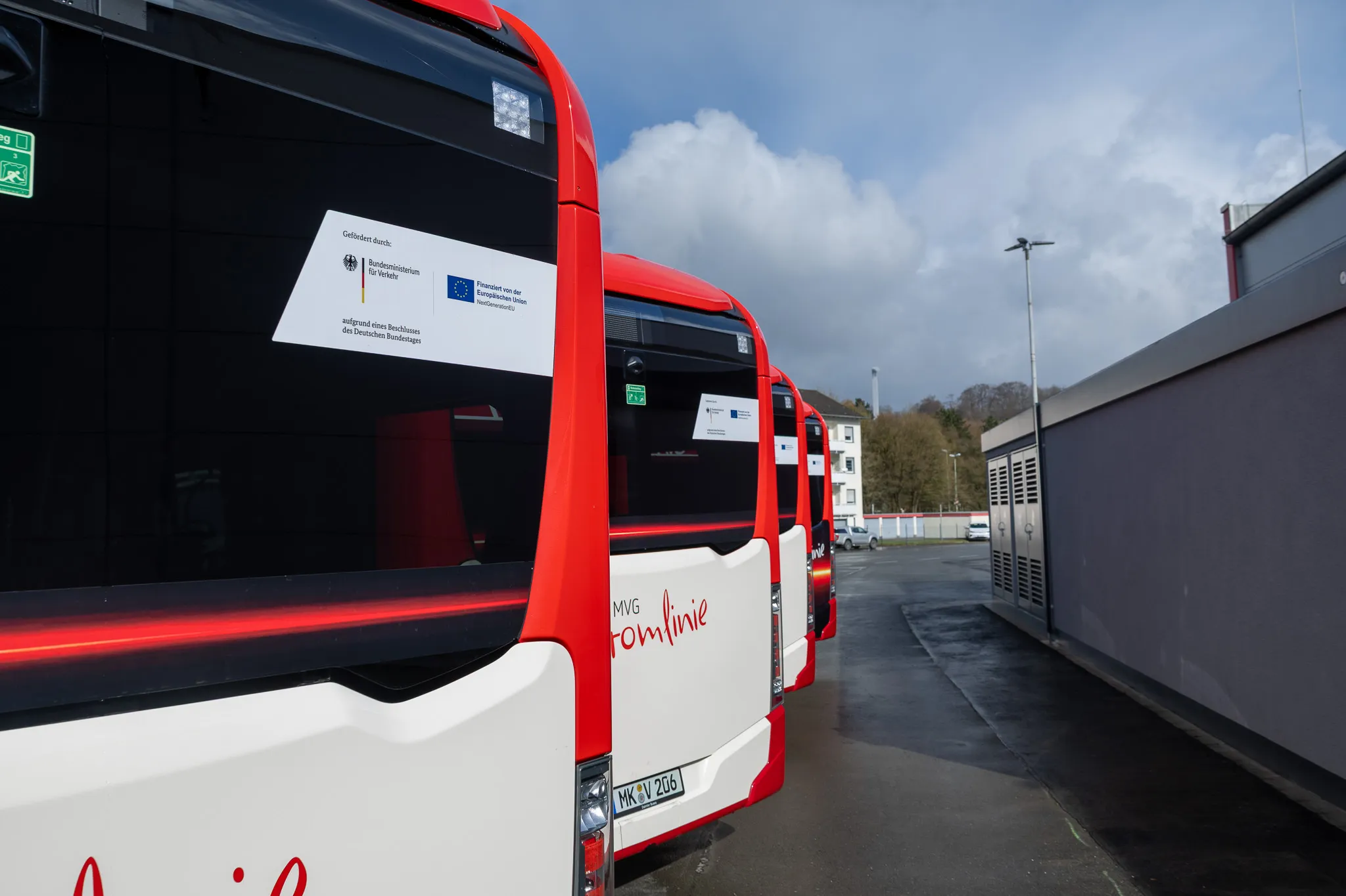 Heckansicht eines roten und weißen Elektrobusses der MVG mit dem Schriftzug „Rommlinie“ und dem Kennzeichen MK-AV 206.