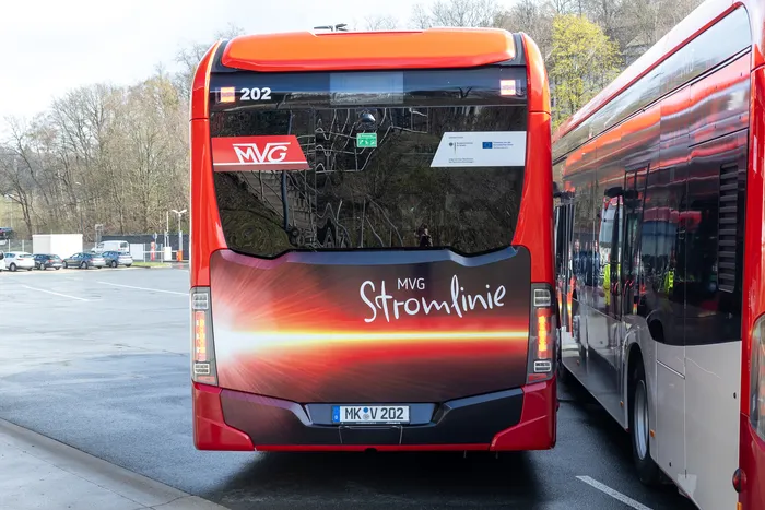 Roter Elektrobus der MVG mit der Aufschrift „Stromlinie“ und dem Liniennummernschild „202“ steht auf einer Straße.
