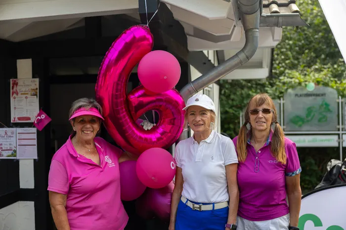 Drei Frauen vom Golf-Club Varmert stehen nebeneinander und halten einen großen pinkfarbenen Ballon in Form der Zahl 6.