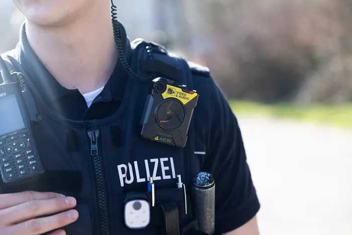 Polizist mit Bodycam auf der Uniform. Deutlich erkennbar ist das AXON-Logo und der Schriftzug „POLIZEI“.