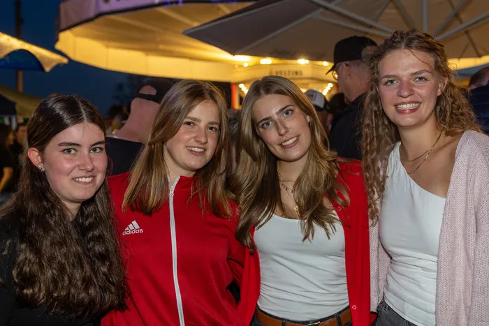Vier junge Frauen lächeln in die Kamera bei der Q-Stall-Party in Schalksmühle.