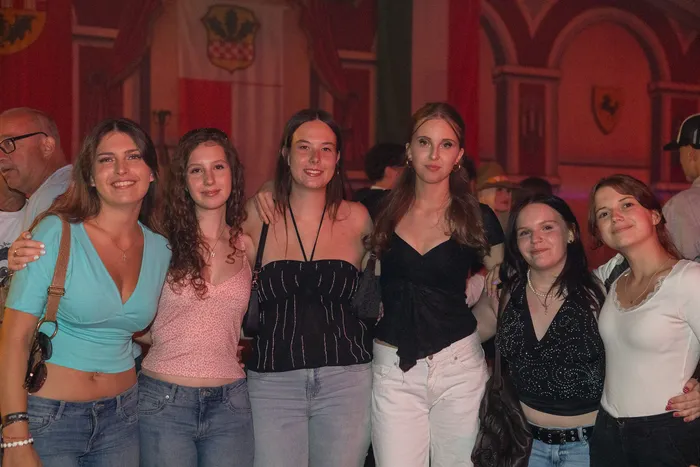 Eine Gruppe junger Frauen posiert lächelnd bei der zehnten Q-Stall-Party in Schalksmühle.