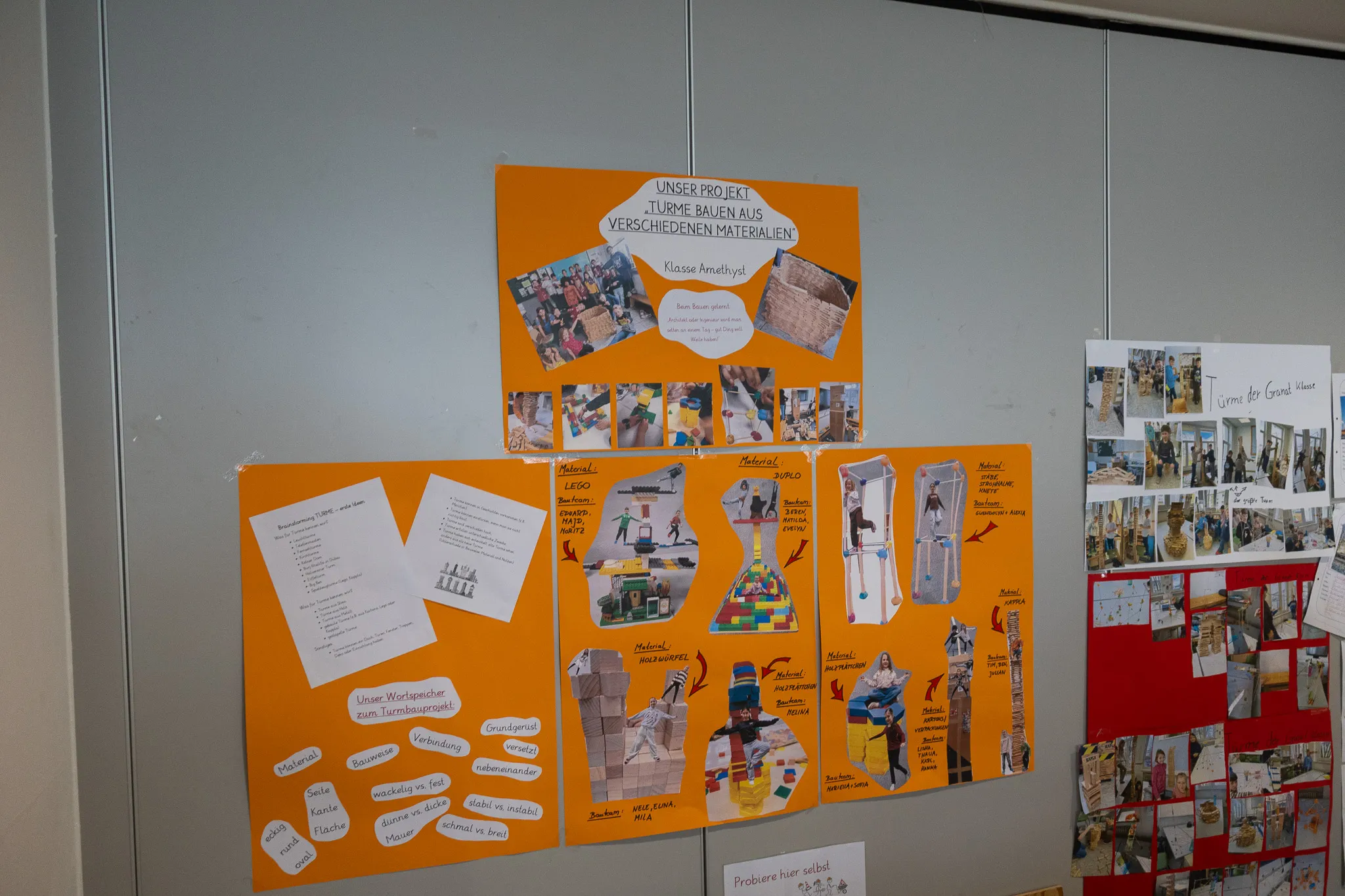 Poster mit Fotos von Kindern beim Bauen mit verschiedenen Materialien wie Holz, Legosteinen und Papier, Teil des Projekts „Turmbauen aus verschiedenen Materialien“ der Klasse Amethyst.