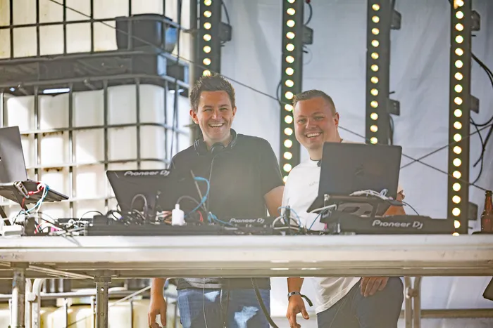 Vincent Sonore und JP Lekic lächeln hinter ihrem DJ-Equipment auf der Turntable Stage beim Bautz 2026.