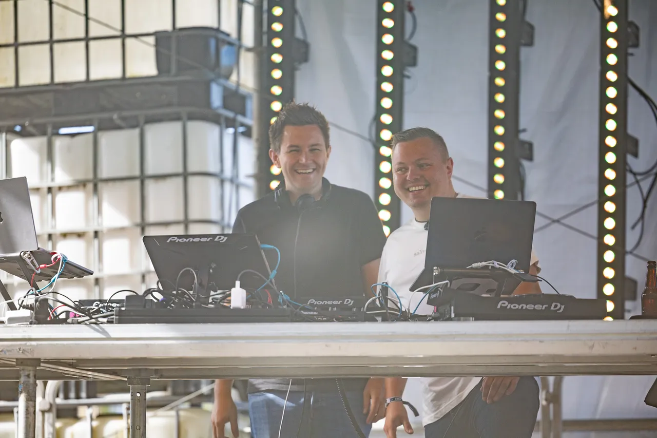 Vincent Sonore und JP Lekic lächeln hinter DJ-Equipment und Laptops auf der Turntable Stage beim Bautz 2026.