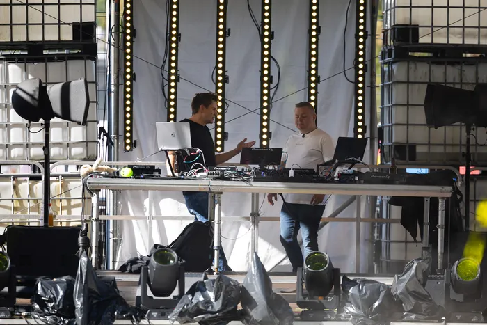 Vincent Sonore und JP Lekic stehen an einem DJ-Pult mit Laptops und Mischpulten auf der Turntable Stage.