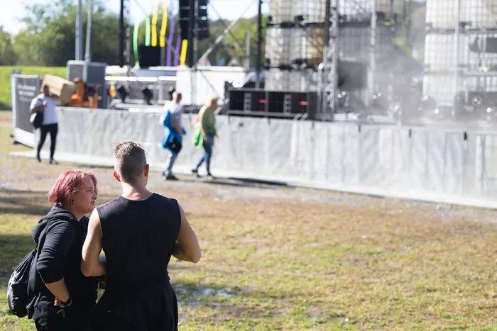 Vincent Sonore und JP Lekic stehen auf einer Wiese und blicken auf die Turntable Stage beim Bautz 2026.