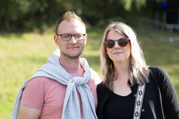 Vincent Sondre und JP Lekic stehen nebeneinander vor einem unscharfen, grünen Hintergrund.