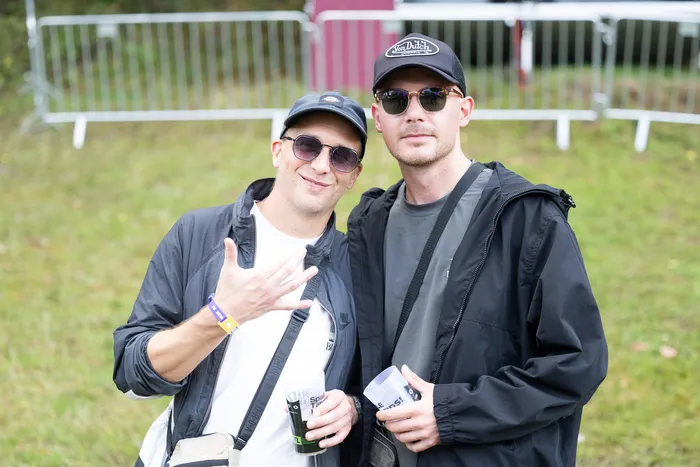 Vincent Sondre und JP Lekic stehen mit Sonnenbrillen und Kappen nebeneinander im Freien.