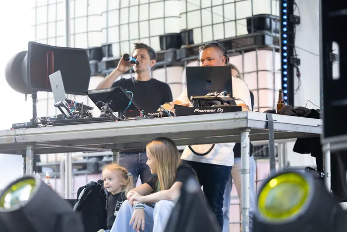 Vincent Sondre und JP Lekic hinter DJ-Equipment und Laptops auf der Turntable Stage beim Bautz 2026.