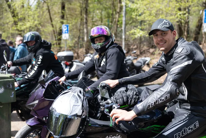 Motorradfahrer in Schutzkleidung sitzen auf ihren Maschinen während einer Präventionsveranstaltung der Polizei.