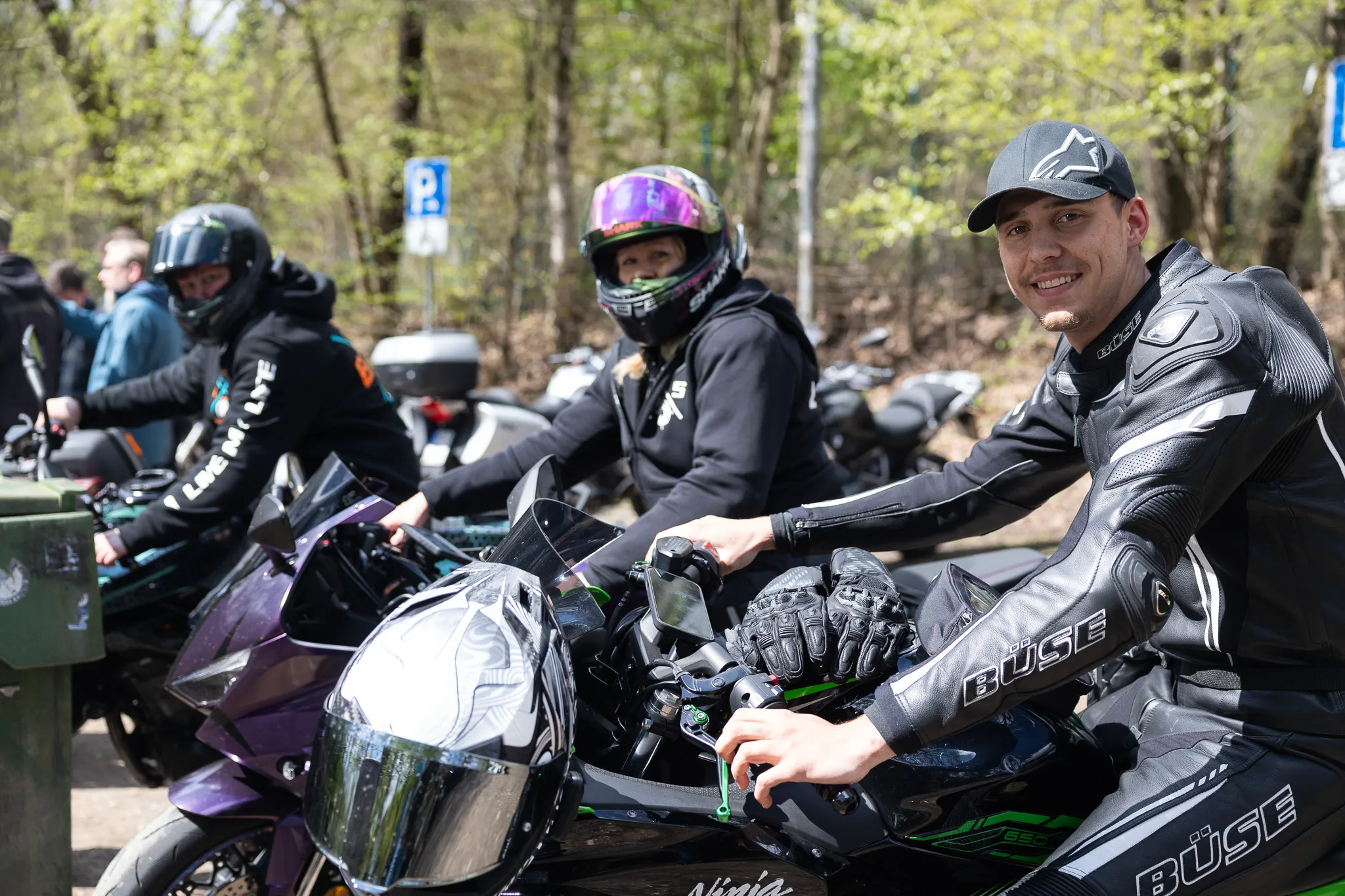 Motorradfahrer in Schutzkleidung sitzen auf ihren Maschinen während einer Präventionsveranstaltung der Polizei.