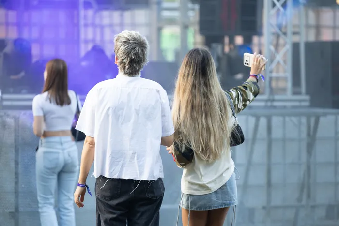 Personen von hinten vor der Turntable Stage bei Bautz 2026, eine Person hält ein Smartphone hoch.