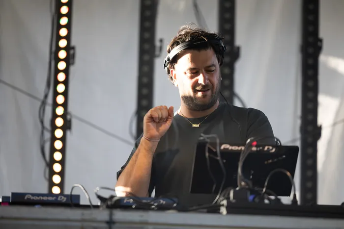 DJ Disco Danny mit Kopfhörern an seinem Mischpult auf der Turntable Stage beim Bautz 2026.
