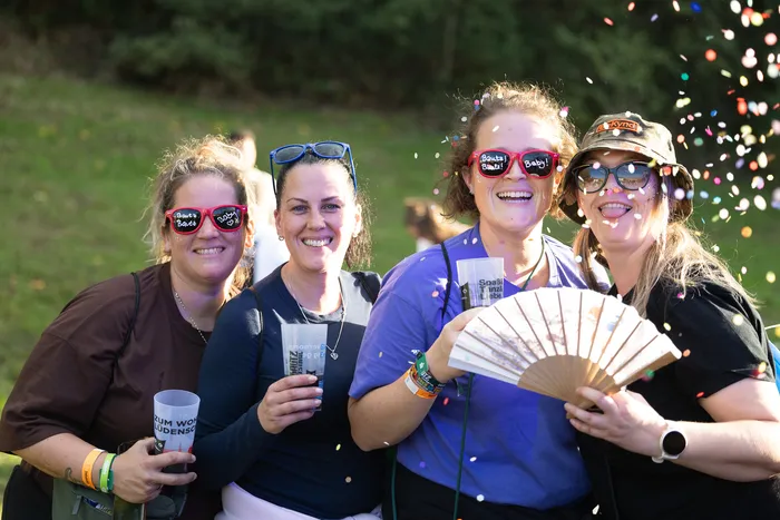 Vier lachende Frauen feiern bei der Bautz 2026 unter herabfallendem Konfetti und tragen bunte Sonnenbrillen.