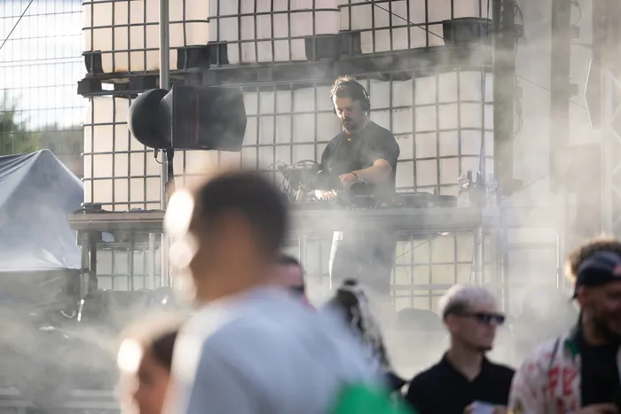 DJ Disco Danny steht an seinem Mischpult auf der Turntable Stage beim Bautz 2026 Festival inmitten von Nebel.