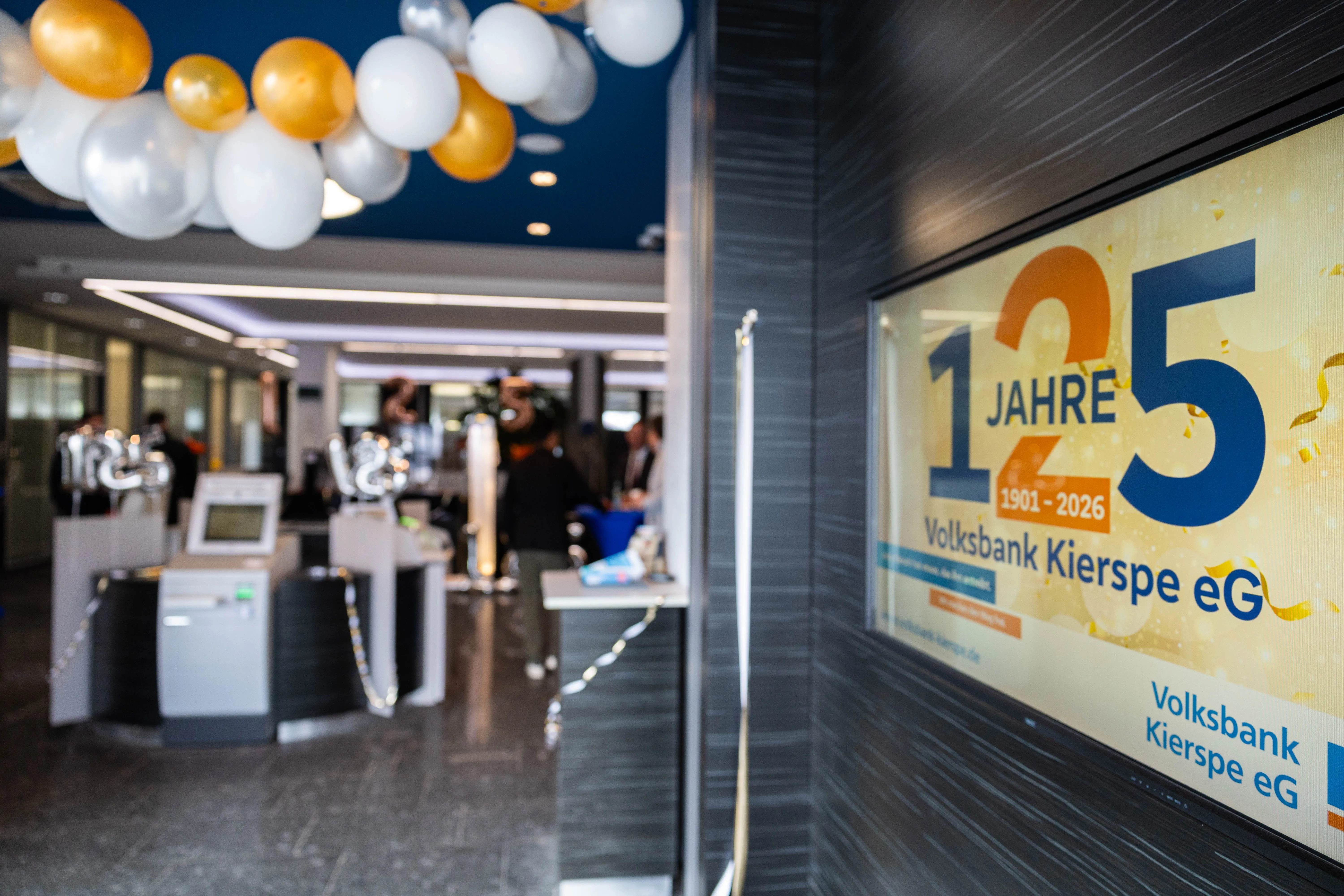 Festlich dekorierter Innenraum der Volksbank Kierspe mit großem Banner zum 125-jährigen Jubiläum (1901–2026).