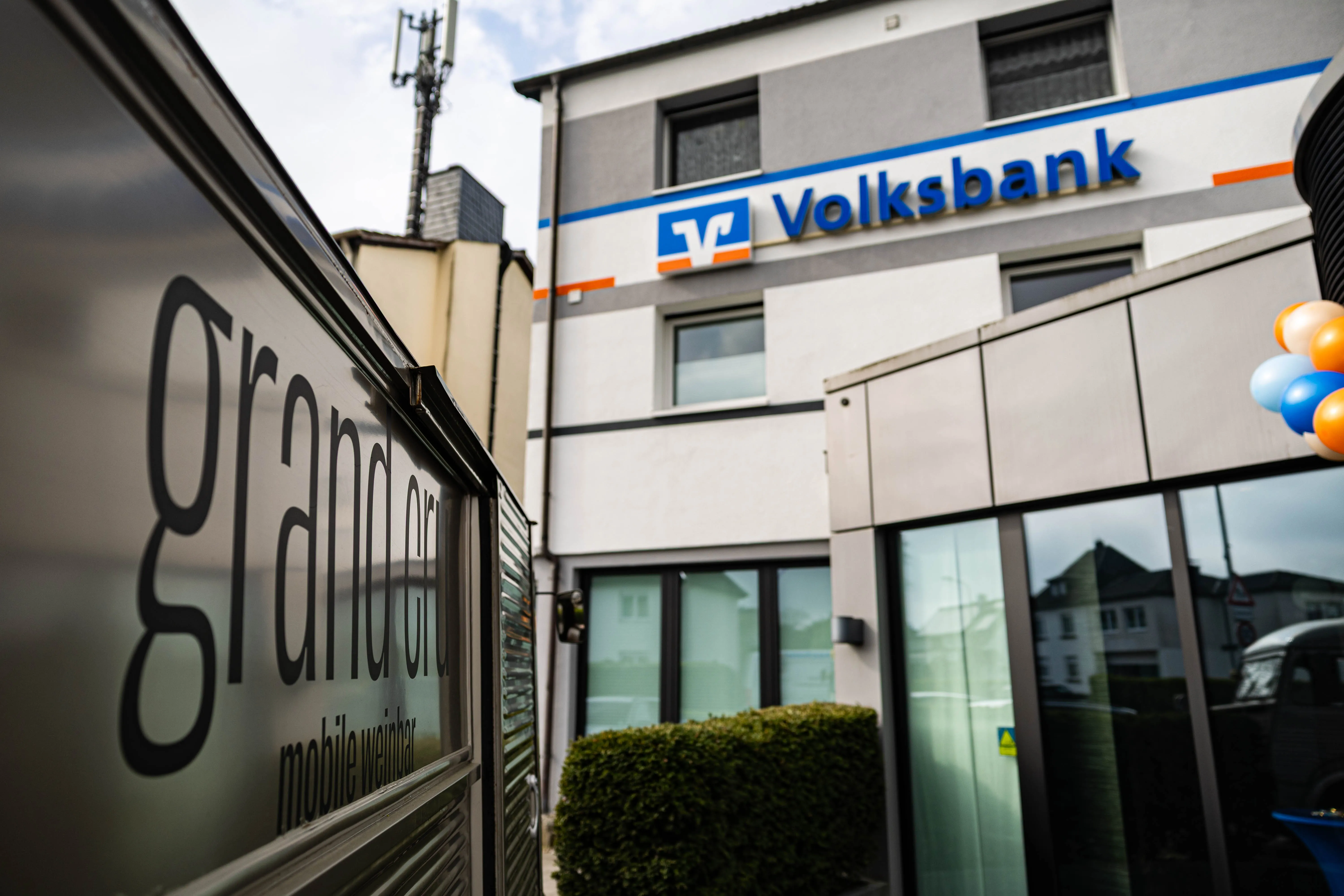 Das Gebäude der Volksbank Kierspe mit dem Schriftzug und Ballons zur Feier des 125-jährigen Jubiläums.