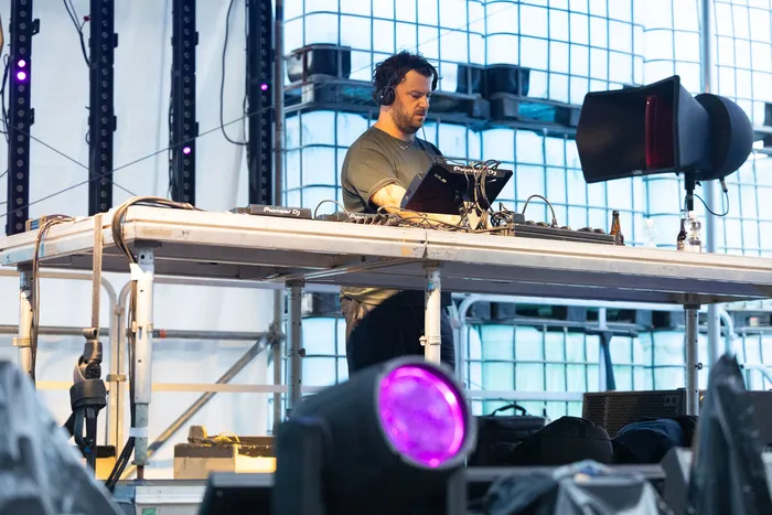 Disco Danny bedient mit Kopfhörern sein DJ-Equipment auf der Turntable Stage beim Bautz 2026.