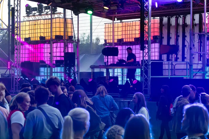 DJ Disco Danny performt auf der Turntable Stage beim Bautz 2026 vor einer Menschenmenge und großen, farbig leuchtenden Paneelen.