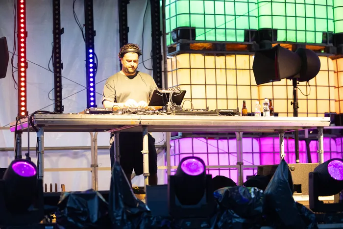 Disco Danny bedient an der Turntable Stage beim Bautz 2026 sein DJ-Equipment vor einer farbig beleuchteten Kulisse.
