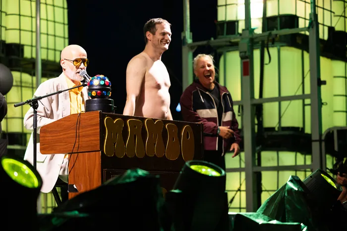 Mambo Kurt spielt an einem Keyboard mit der Aufschrift „MAMBO“ auf der Turntable Stage bei Bautz 2026 vor grün leuchtenden Strukturen.
