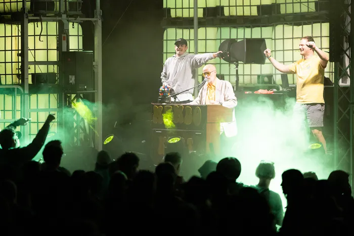 Mambo Kurt und Der Wolf performen auf der Turntable Stage beim Bautz 2026 inmitten von grünem Licht und Bühnennebel.