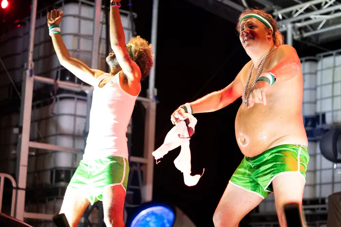Zwei Personen in grüner Sportkleidung führen eine Rhythmusgymnastik-Performance auf einer Bühne beim Bautz 2026 auf.