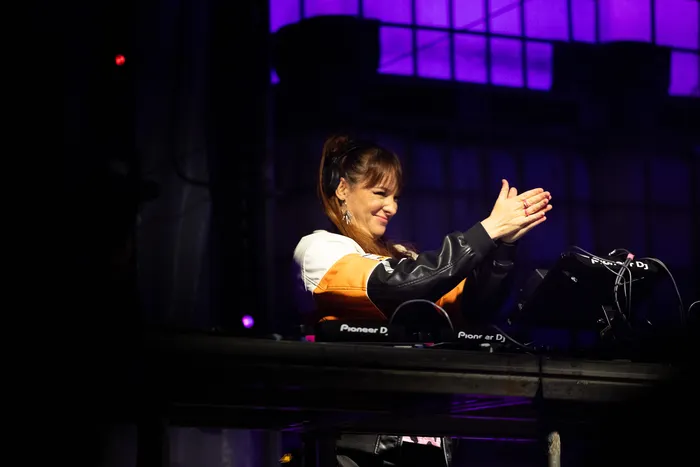 Lari Luke lächelt hinter dem DJ-Pult und hebt die Hände auf der Turntable Stage beim Bautz 2026.