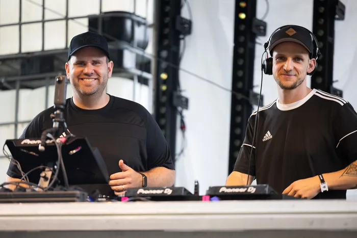 Das DJ-Duo Mush-T lächelt hinter ihrem Pioneer DJ-Equipment auf der Turntable Stage.