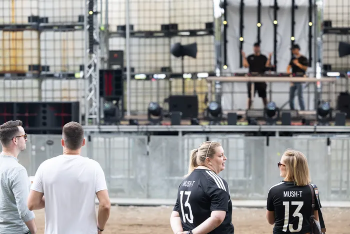 Zuschauer blicken auf die Turntable Stage bei Bautz 2026, auf der DJs auftreten. Eine Person im Vordergrund trägt ein schwarzes Shirt mit der Aufschrift „MUSH-T 13“.
