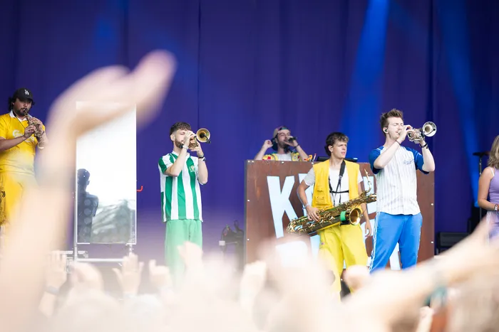 Musiker einer Brass-Band spielen Trompeten und Saxophon auf der Main Stage beim Bautz 2026 vor einem blauen Hintergrund.