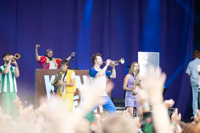 Musiker spielen Trompeten und Saxophone auf der Main Stage beim Bautz 2026 vor einem blauen Hintergrund.