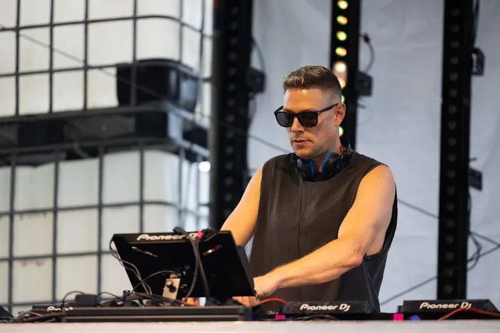 Ein Mann mit Sonnenbrille und Kopfhörern bedient DJ-Equipment auf der Turntable Stage beim Bautz 2026.