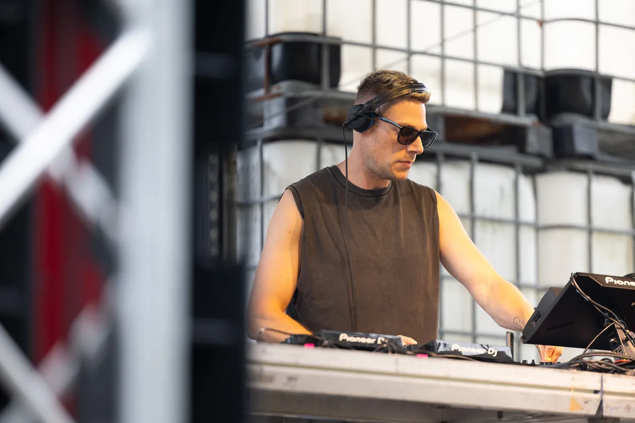 DJ Vinylsurfer mit Sonnenbrille und Kopfhörern bedient sein Mischpult.