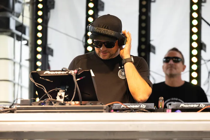 Chris Newmas mit Kappe, Sonnenbrille und Kopfhörern beim Auflegen an seinem DJ-Equipment auf der Turntable Stage beim Bautz 2026.