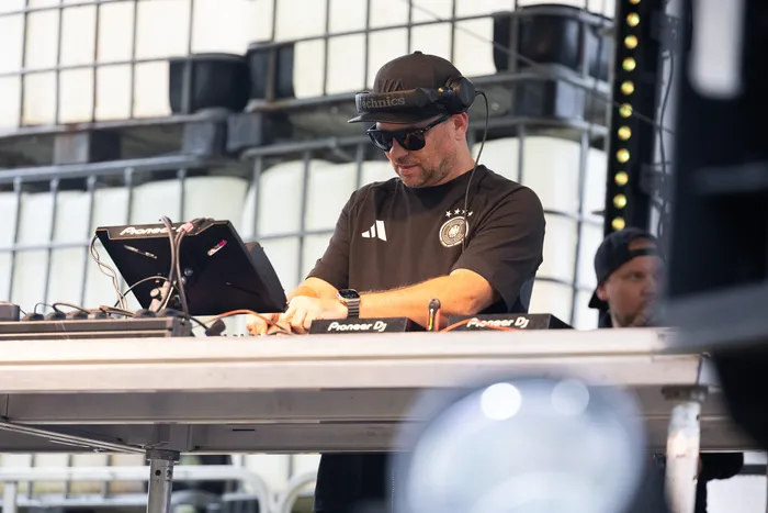 Chris Newmas bedient an der Turntable Stage beim Bautz 2026 DJ-Equipment von Pioneer.