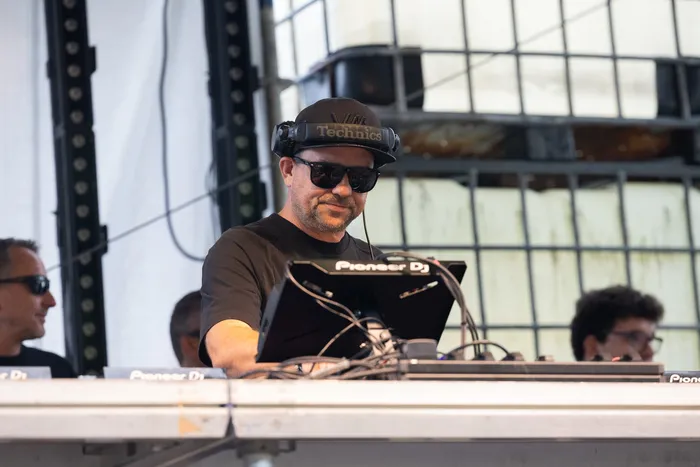Chris Newmas mit Sonnenbrille und Kopfhörern bedient ein DJ-Pult auf der Turntable Stage beim Bautz 2026.