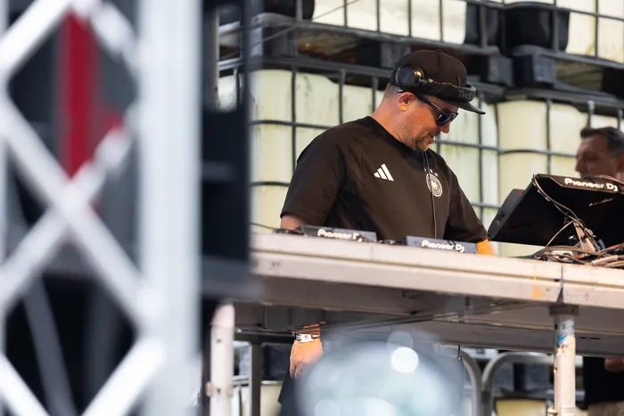 Chris Newmas bedient an der Turntable Stage beim Bautz 2026 ein DJ-Pult.