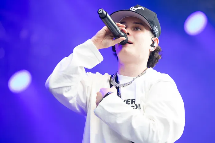 Benno singt mit einem Mikrofon auf der Main Stage beim Bautz 2026 vor blauem Bühnenlicht.