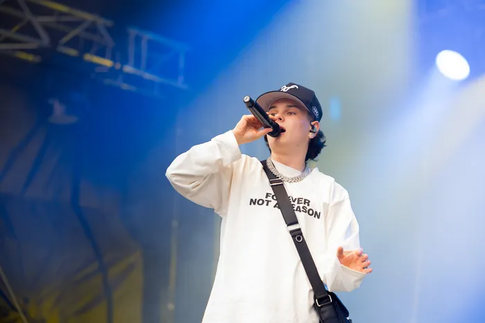 Benno singt auf der Main Stage beim Bautz 2026 in ein Mikrofon. Er trägt ein weißes Langarmshirt mit der Aufschrift „FOREVER NOT A SEASON“.