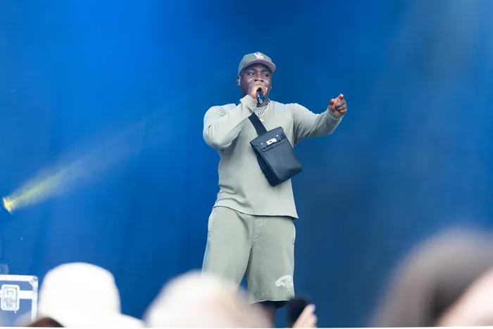 Benno performt in einem hellgrünen Outfit auf der Main Stage beim Bautz 2026 und zeigt mit ausgestrecktem Finger, während er in ein Mikrofon singt.