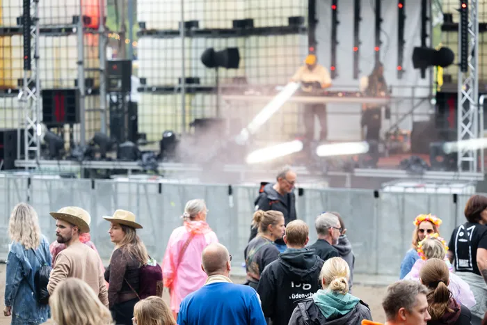 Menschenmenge vor der Turntable Stage beim Bautz 2026, auf der Ante Perry auftritt.