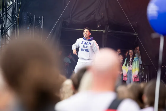 Benno singt auf der Main Stage beim Bautz 2026 in einem weißen Sweatshirt mit der Aufschrift „S.M.B 2019 2120U“.