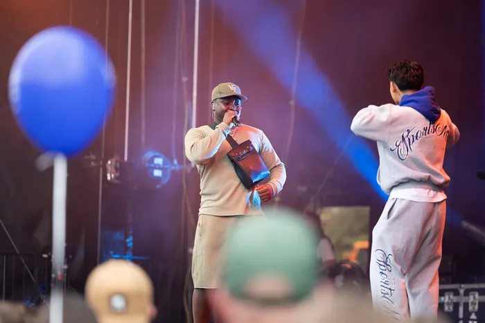 Benno singt mit einem Mikrofon auf der beleuchteten Main Stage beim Bautz 2026 Festival.