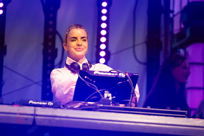 Lovra lächelt hinter einem DJ-Pult mit Kopfhörern um den Hals auf der Turntable Stage beim Bautz 2026.
