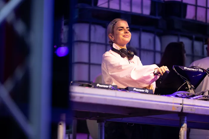 Lovra legt lächelnd an ihrem DJ-Pult auf der Turntable Stage beim Bautz 2026 auf.