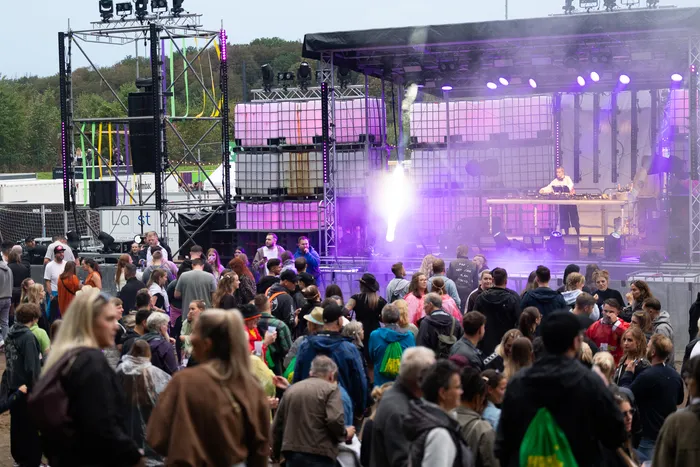 Menschenmenge vor der lila beleuchteten Turntable Stage Lovra beim Bautz 2026 Festival, auf der ein DJ auflegt.